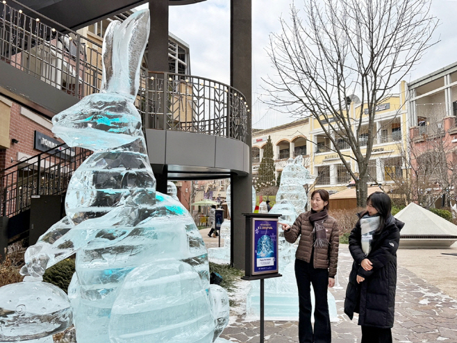 [신세계사이먼 이미지 2] 파주 프리미엄 아울렛에서 얼음조각 작품을 구경하는 고객