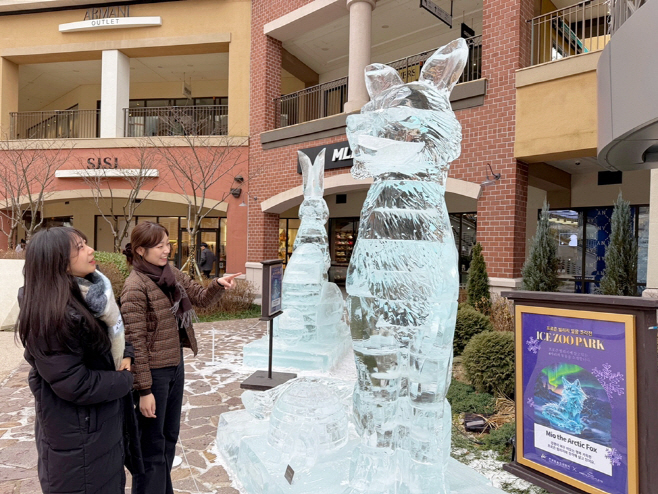 [신세계사이먼 이미지 3] 파주 프리미엄 아울렛에서 얼음조각 작품을 구경하는 고객