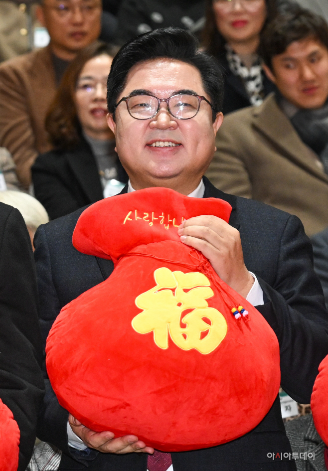 [포토] 신년인사회 복주머니 전달하는 박일하 동작구청장