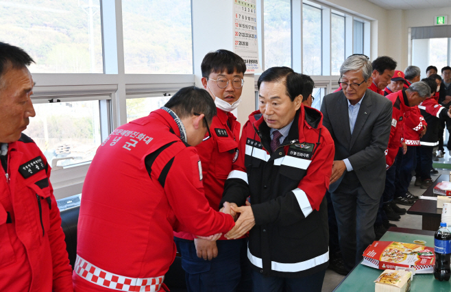 [포토뉴스]성낙인 창녕군수 창녕군 산불진화대원 격려4