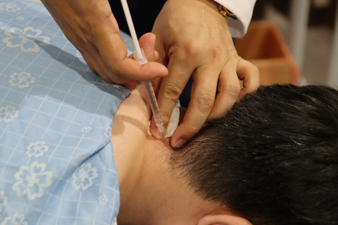 [사진설명] 자생한방병원 의료진이 목디스크 환자에게 약침 치료를 실시하고 있다 (출처  자생한방병원)