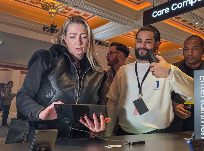 삼성전자 갤럭시 Z 트라이폴드, 씨넷 CES 2026 최고의 제품으로 선정(1)