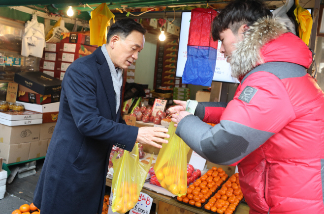 (사진1) 240202 개포시장에서 장을 보는 조성명 강남구청장