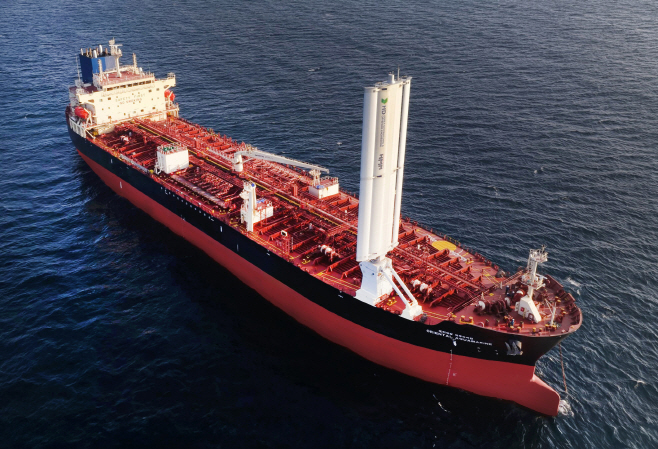 [사진]HD한국조선해양이 자체 개발한 ‘윙세일’ 시제품의 해상 실증 모습