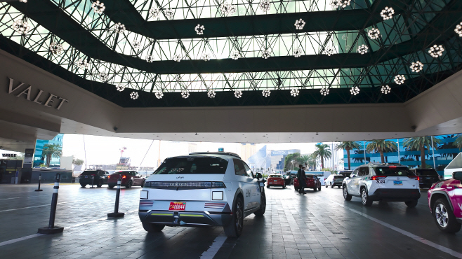 4. 모셔널 로보택시가 라스베이거스 시내를 주행하는 모습