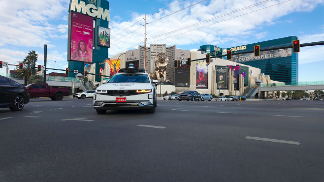 1. 모셔널 로보택시가 라스베이거스 시내를 주행하는 모습