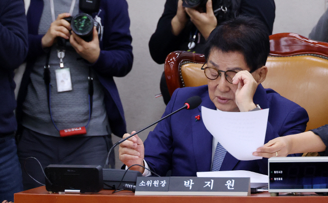자료 살펴보는 박지원 소위원장<YONHAP NO-3917>