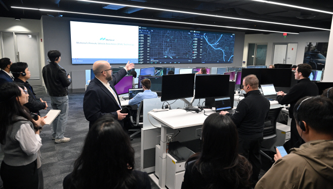 4. 모셔널 라스베가스 테크니컬 센터 내 관제센터를 소개하는 모셔널 운영 담당 부사장 애덤 그리핀