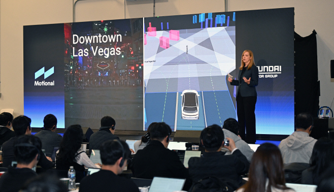 1. 모셔널 라스베가스 테크니컬센터 미디어데이에서 발표하는 모셔널 CEO 로라 메이저