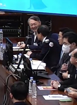 내란 우두머리 결심공판 중 웃음 보이는 윤석열 ...<YONHAP NO-4506>