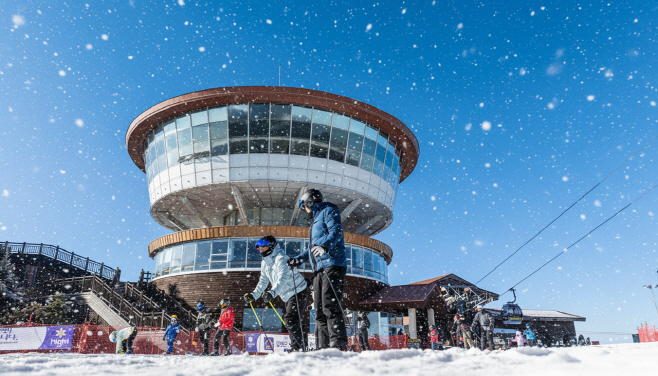(하이원리조트) 스키장에서 스키와 보드를 즐기고 있는 사람들