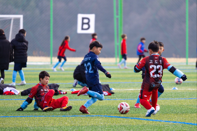괴산군스포츠타운에서 유소년 팀이 연습경기를 하고 있다