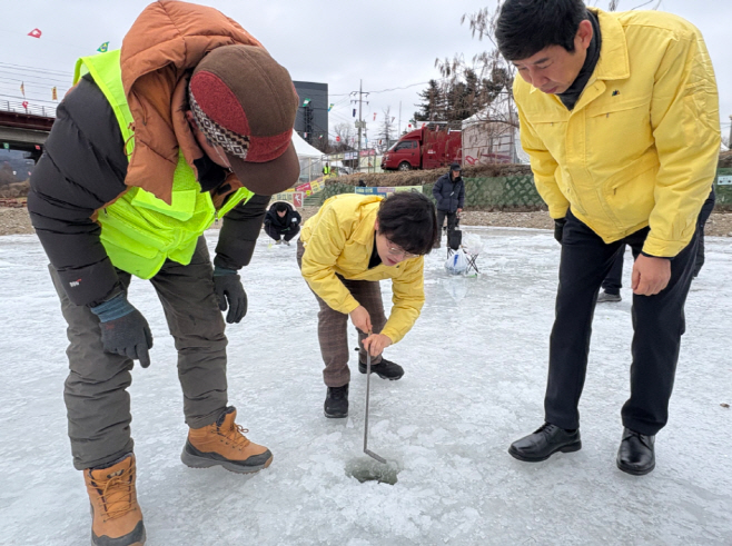 김미성 부군수, 결빙상태·미끄럼 방지·화재요인 등 현장 확인./가평군