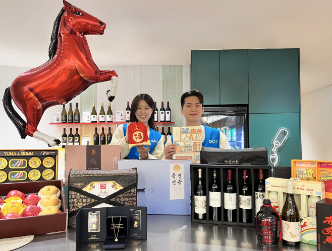 [사진자료1] GS25에서 모델이 설 선물세트 앞에서 포즈를 취하고 있다