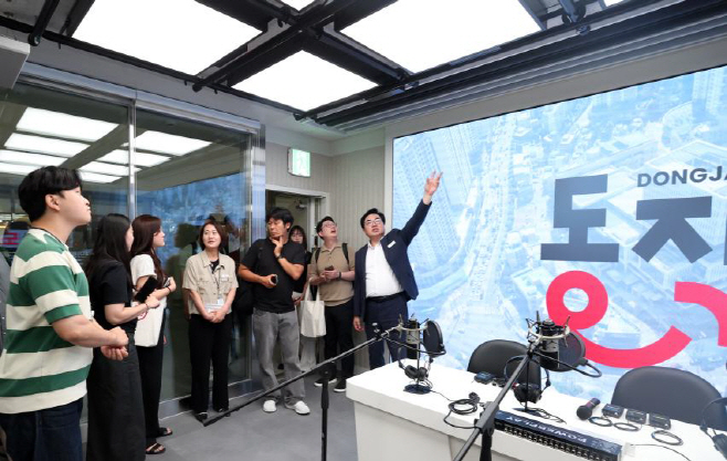 지난해 9월, 박일하 동작구청장이 동작구청에서 열린 서울시 출입기자단 프레스 투어에서 기자들에게 오픈스튜디오를 설명하고 있다.