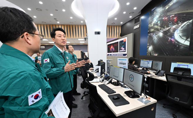 사진2. 오세훈 서울시장이 서울시내버스 파업이 시작된 13일(화) 새벽 재난안전상황실을 찾아 비상수송대책을 점검하고 있다