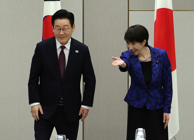 자리로 향하는 한-일 정상