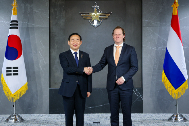 260113 (국방부 보도사진) 이두희 국방부차관 네덜란드 국방부 획득인사 장관 면담 (1) (1)