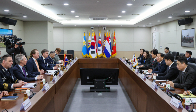 260113 (국방부 보도사진) 이두희 국방부차관 네덜란드 국방부 획득인사 장관 면담 (2)