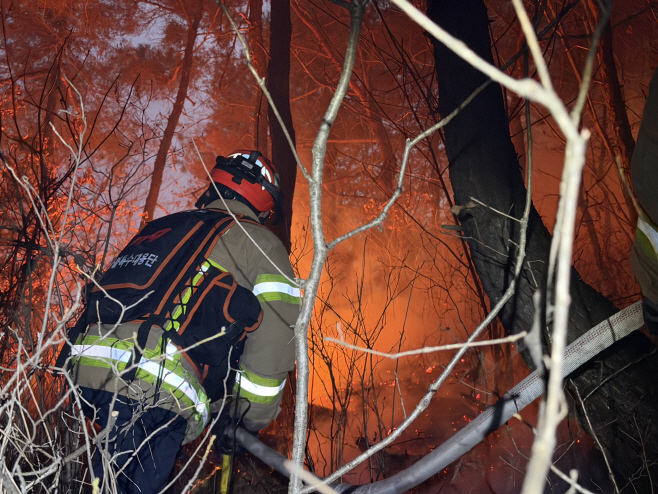 산불 속 사투하는 소방관
