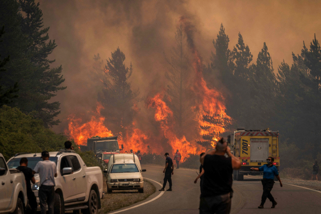 TOPSHOT-ARGENTINA-WILDFIRE-ENVIRONMENT <YONHAP NO-6253> (AFP)