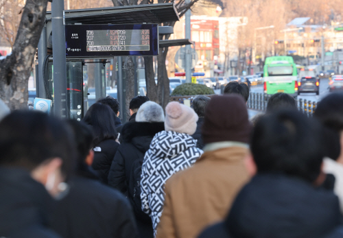 강추위 속 기다림, 버스는 차고지에<YONHAP NO-2311>