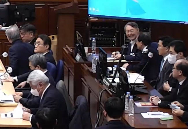 내란 우두머리 결심공판 중 웃음 보이는 윤석열 전 대통령