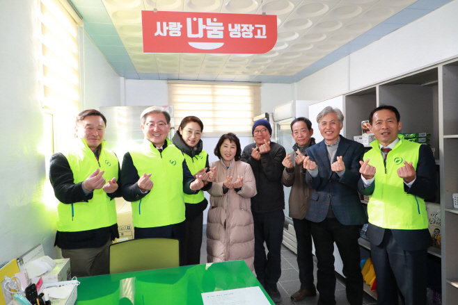1. 오태완 의령군수와 지역사회보장협의체 회원, 그리고 정기 후원자들이 나눔냉장고에서 기념 사진을 찍고 있다