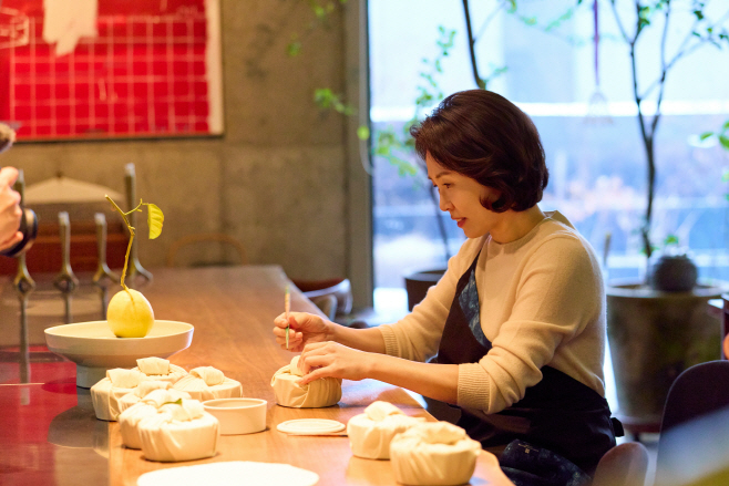 간담회 다과 준비하는 김혜경 여사