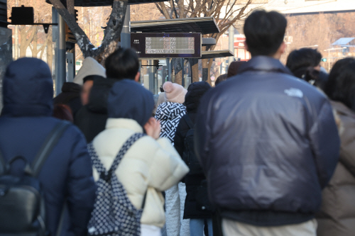 강추위 속 버스 기다리는 시민들<YONHAP NO-2316>