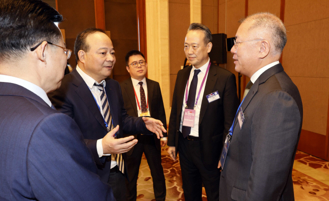 대화하는 정의선 회장과 쩡위췬 CATL 회장<YONHAP NO-7441>