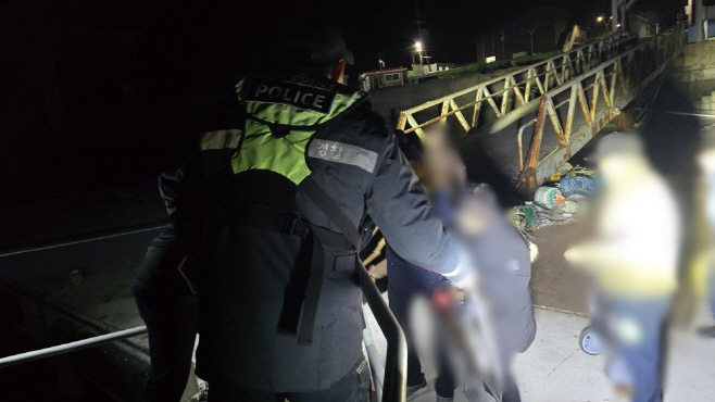 섬 주민 6명을 해경 연안구조정으로 옮겨태우고 있다