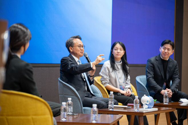 [사진2] 신한금융그룹, ‘AX 혁신리더’ 출범 “현업 중심 AI 전환 본격화”(26.01.14)