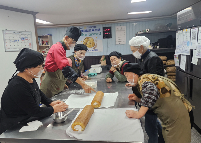 1_음성군, ‘3+1 친화도시 넘어 ’기본이 튼튼한 복지사회‘ 이룬다(2)_노인 일자리 사업(공동체사업단-향기담은베이커리)