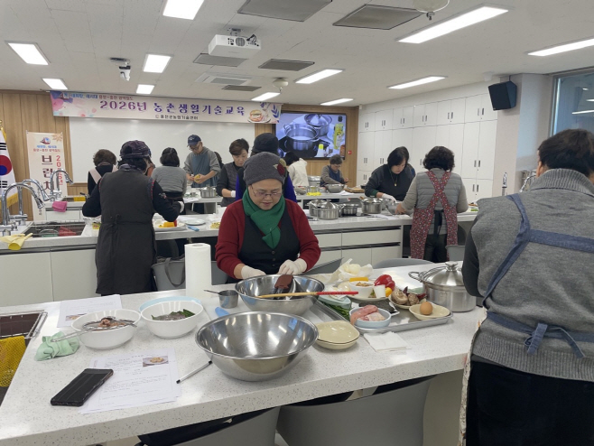 4. 농촌에 배움의 봄바람… 홍천군, 생활 기술로 활력 더한다 (1)