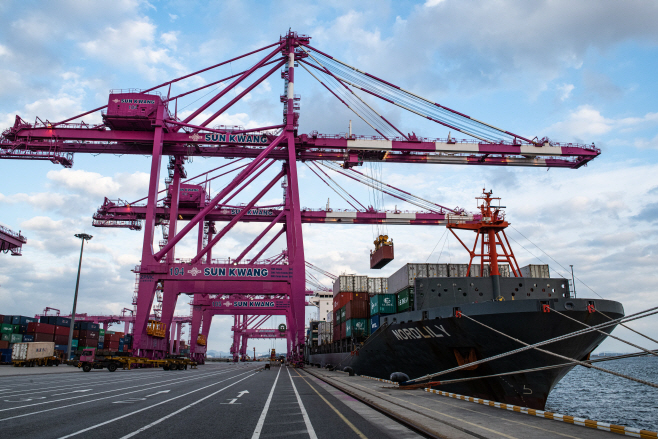 (사진1) 인천 신항 선광신컨테이너터미널에 접안한 컨테이너 선박