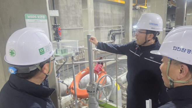 보도3.송산하수처리장 약품투입시설을점검하고있다.