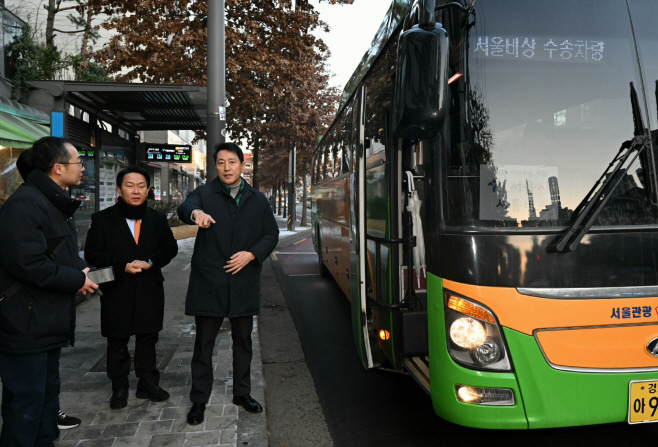 오세훈 서울시장이 서울시내버스 파업 이틀째인 14일(수) 아침 서대문구에 위치한 버스정류장에서 주요 거점과 지하철역을 연결하는 무료 셔틀버스 수송 현황을 점검하고 있다.