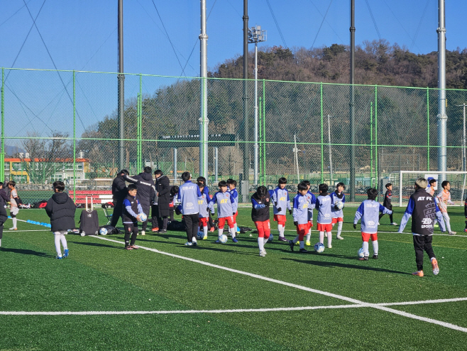 [거창군]26.1.14.보도자료 사진(거창군 2026 거창한거창 초등부 축구 동계 스토브리그 성황리 마무리) (1)