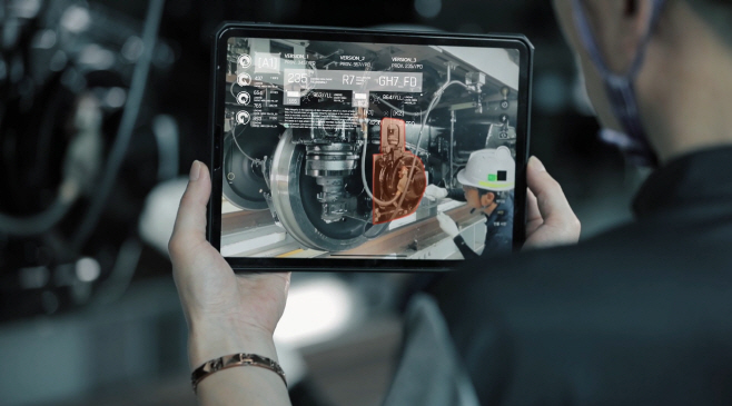 사진 3. 현대로템 관계자가 상태기반 유지보수 시스템을 통해 철도차량을 점검하는 모습