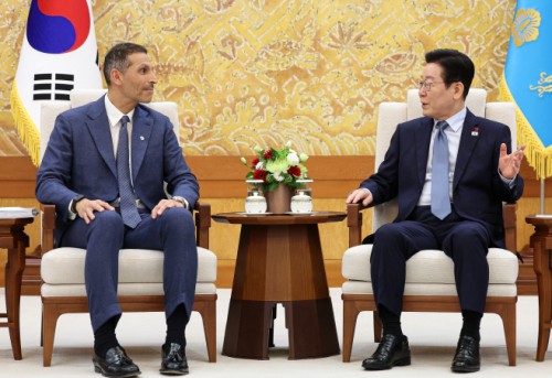 Lee calls for visible results in Korea-UAE partnership