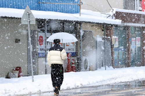 우산 쓰는 주민<YONHAP NO-3466>