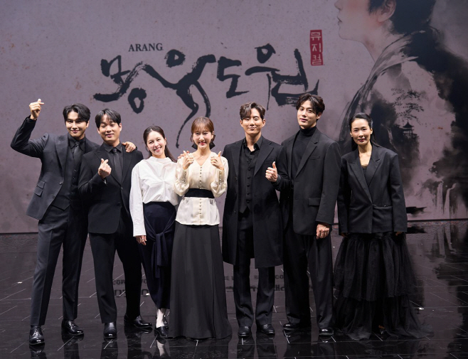 7일 열린 뮤지컬 ‘몽유도원’ 제작 발표회에 참석한 배우들이 포즈를 취한 모습. 왼쪽부터 민우혁, 김주택, 하윤주, 유리아, 이충주, 김성식, 정은혜. 에이콤