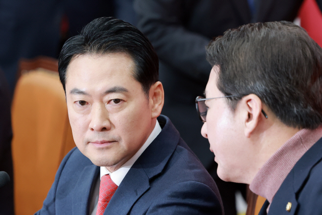 신동욱 최고위원과 대화하는 장동혁 대표<YONHAP NO-2885>