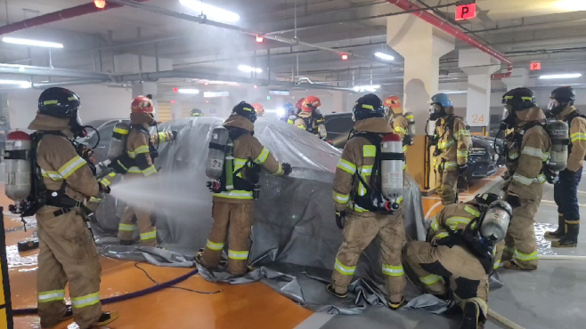 전기차 화재_질식소화포 활용 진압 장면(소방본부)