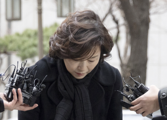 경찰 출석하는 김경 시의원