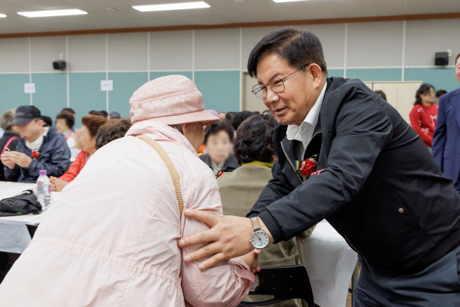 박강수 마포구청장이 어르신의 안부를 살피고 있다.