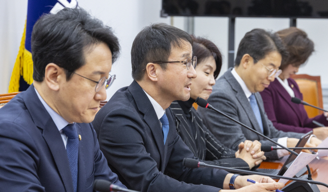 정책조정회의에서 발언하는 한병도 원내대표<YONHAP NO-3092>