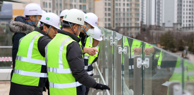 20260115 - 박상형 한전KDN 사장이 노사합동 안전점검 중 신사옥 건설 현장 난간을 살펴보고 있다.