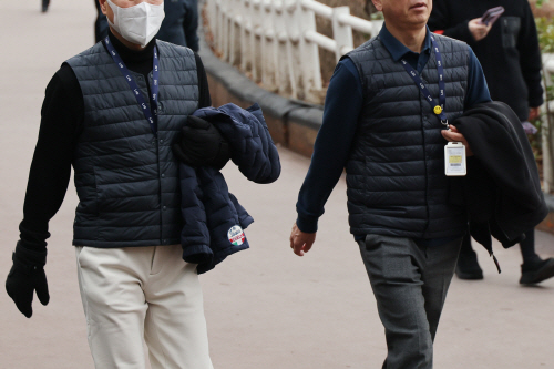 영상권 회복하며 포근해진 날씨<YONHAP NO-4088>